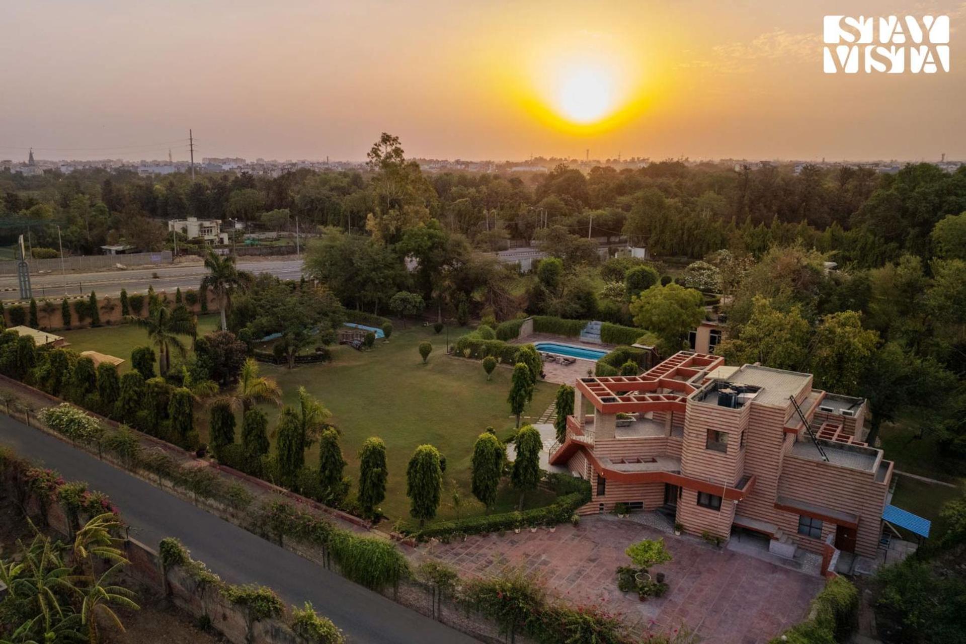 Stayvista At The Cityscape With Lawn & Pool Villa